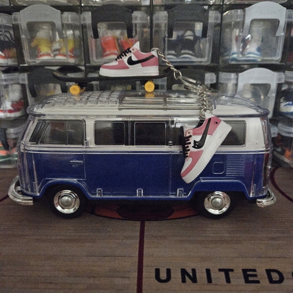 Nike Air Force 1 pair of mini sneakers keychain. - Picture 7 of 8
